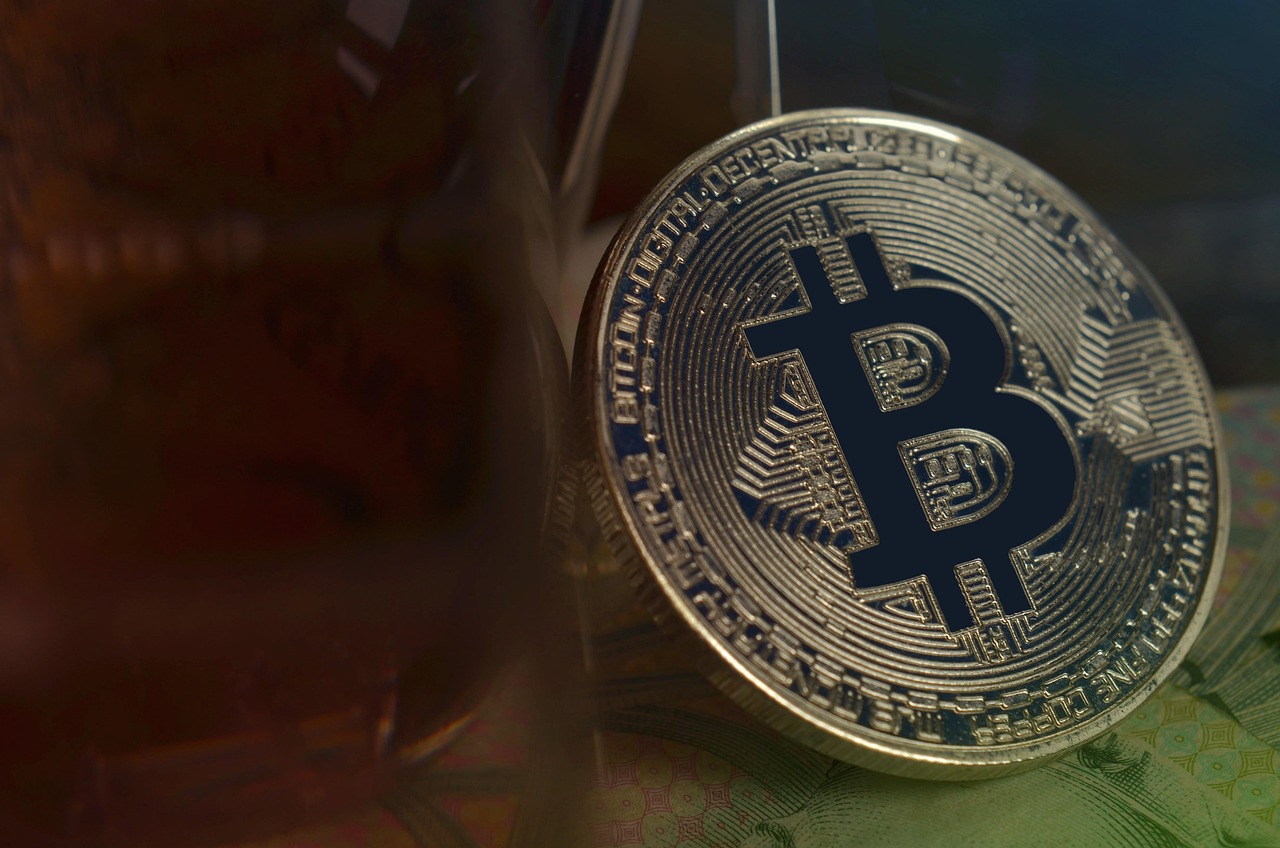 Крупнейшее падение крипторынка с момента краха FTX: биткоин и эфир зафиксировали рекордные недельные потери