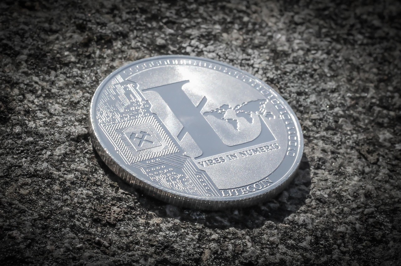 Escándalo cripto en Westminster: Farage bajo fuego por el millonario regalo del multimillonario de Tether